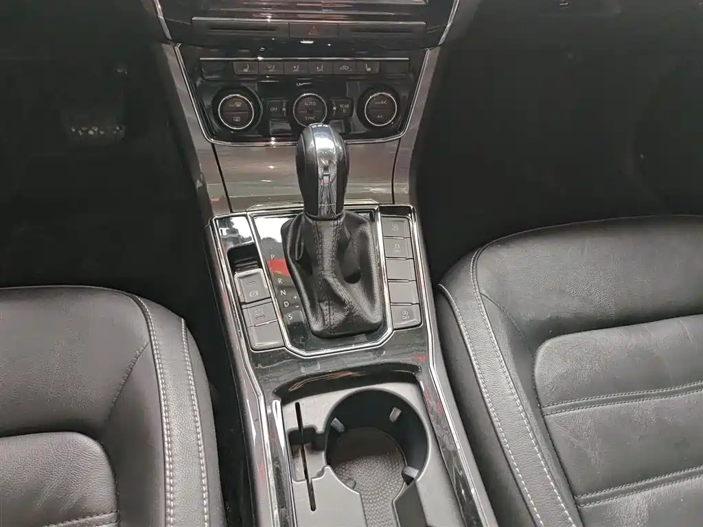 Volkswagen Passat 2016 330TSI DSG Honor Edition фото 14