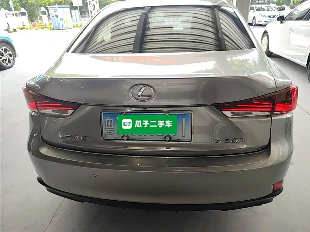 Lexus IS 2017 300 Leading Edition фото 6