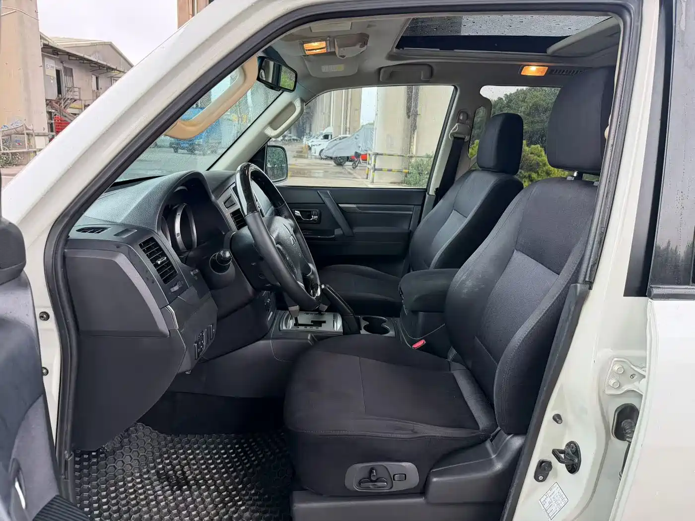 Mitsubishi Pajero (Import) 2016 3.0L Automatic Luxury (China IV) фото 6