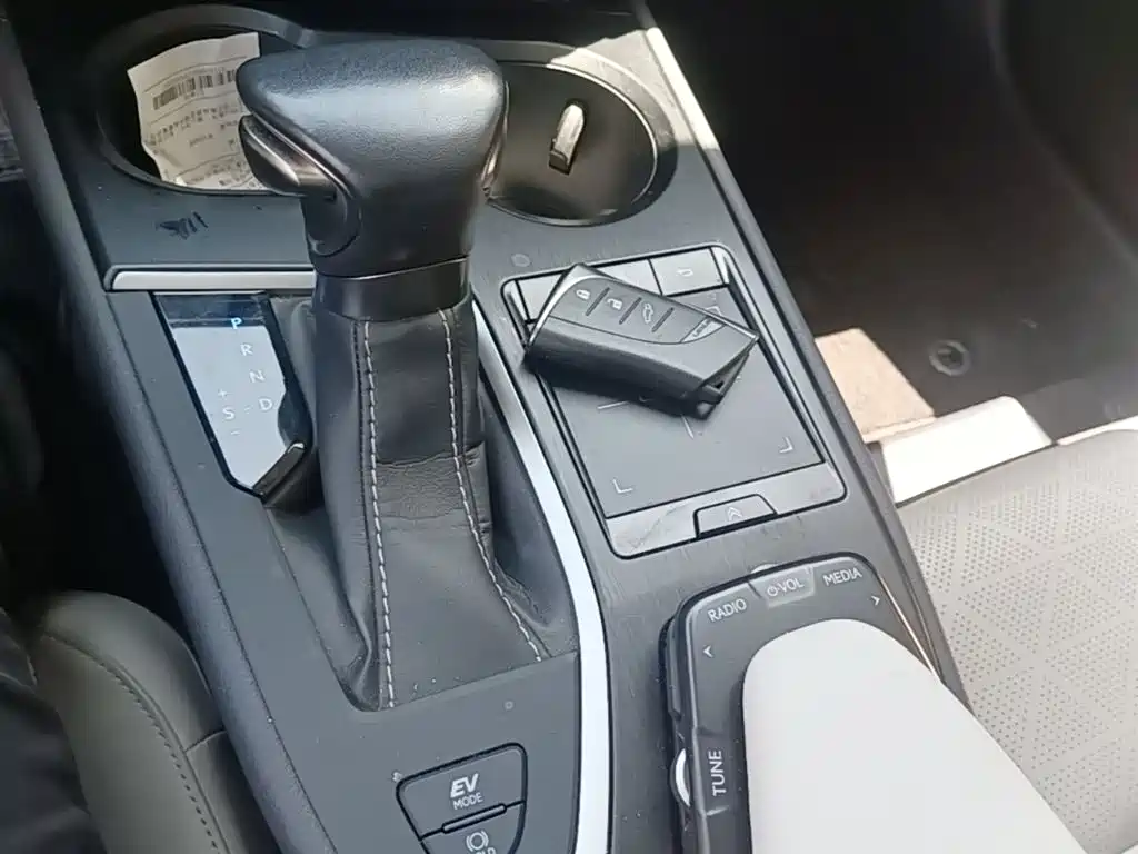 Lexus UX 2020 260h Explore Enjoy Edition фото 14
