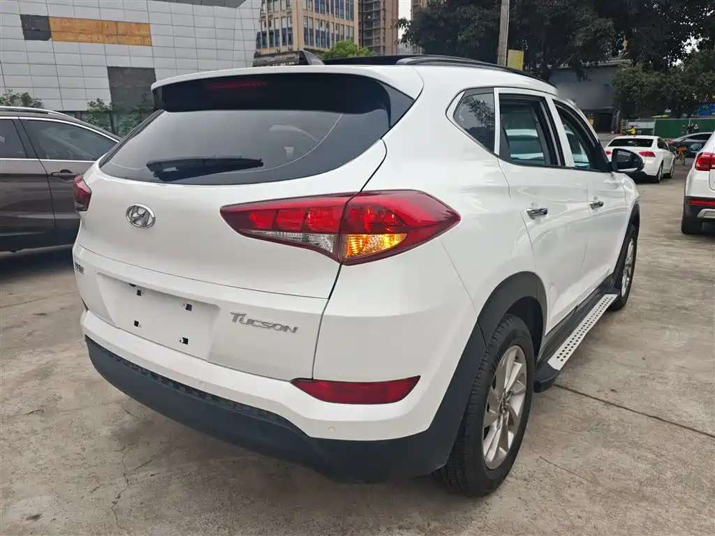 Hyundai Tucson 2015 2.0L Automatic 2WD Smart фото 7