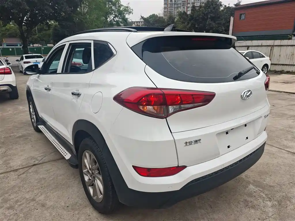Hyundai Tucson 2015 2.0L Automatic 2WD Smart фото 5