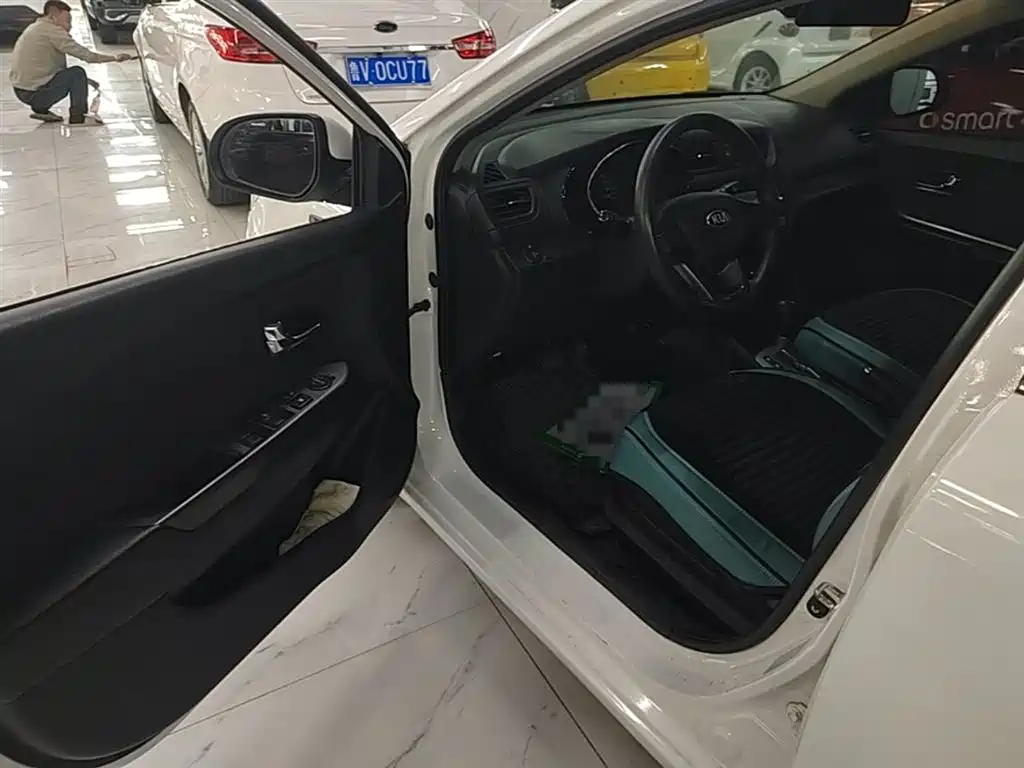 Kia K2 2012 Hatchback 1.4L AT GLS Commemorative Edition фото 16