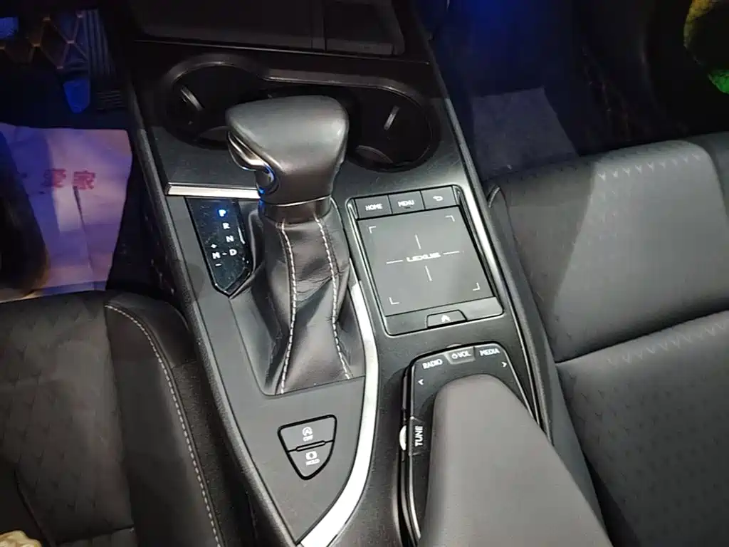 Lexus UX 2020 200 Special Edition фото 14