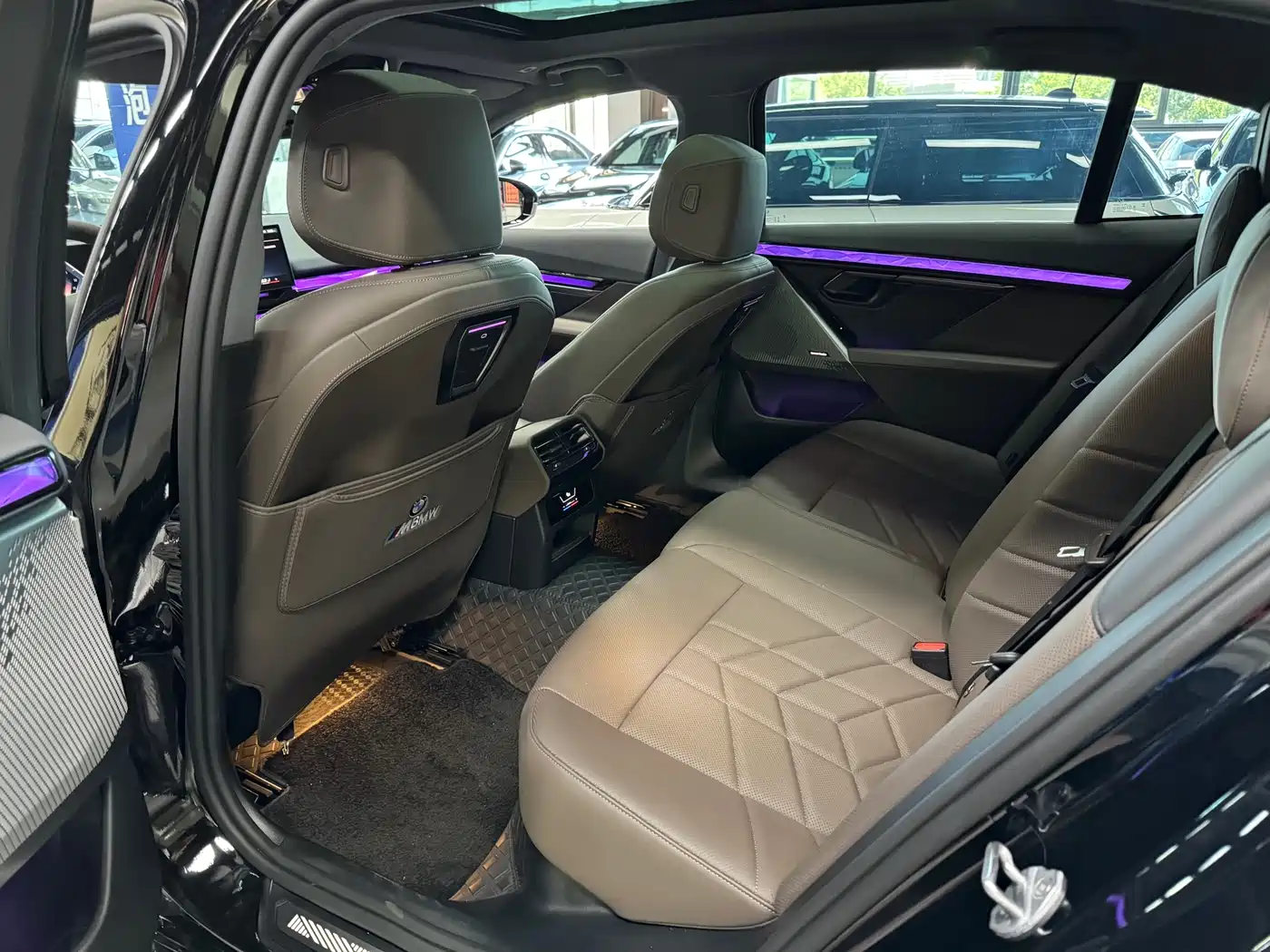 BMW 5 Series 2025 530Li Leading M Sport Package фото 6