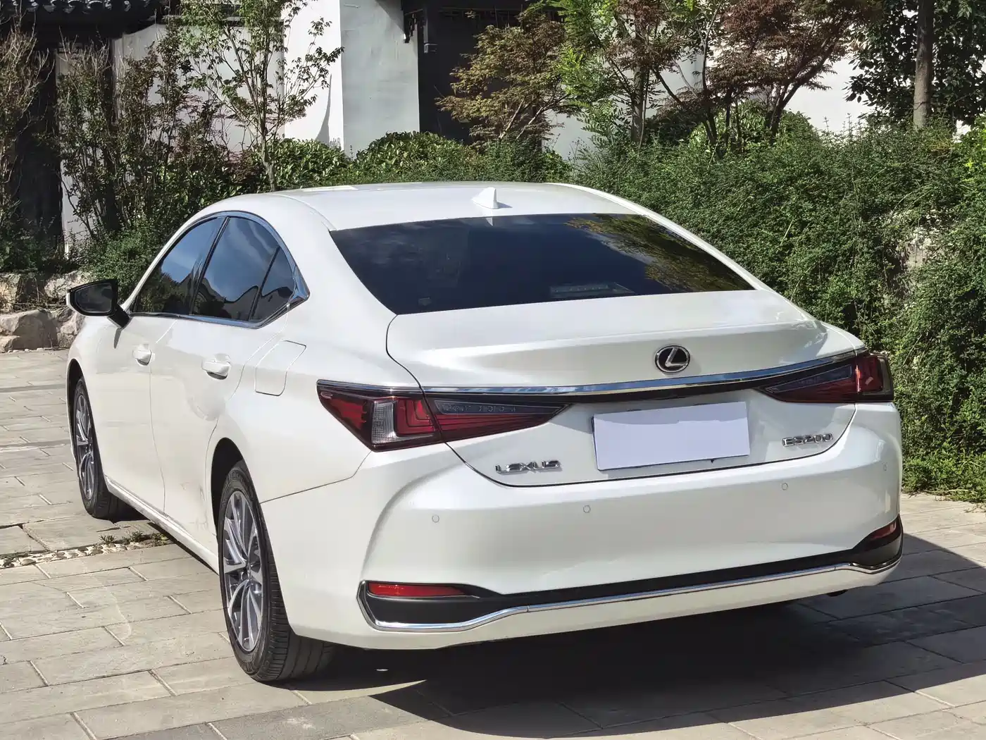 Lexus ES 2023 200 Excellence Edition фото 9