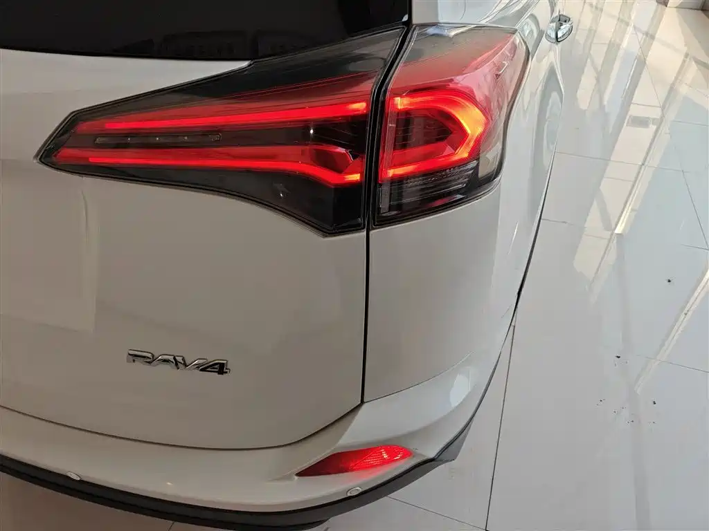 Toyota RAV4 Rongfang 2016 2.0L CVT 2WD Comfort (China V) фото 8