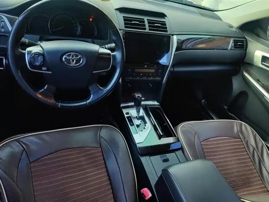 Toyota Camry 2015 2.0G Leading Edition фото 16