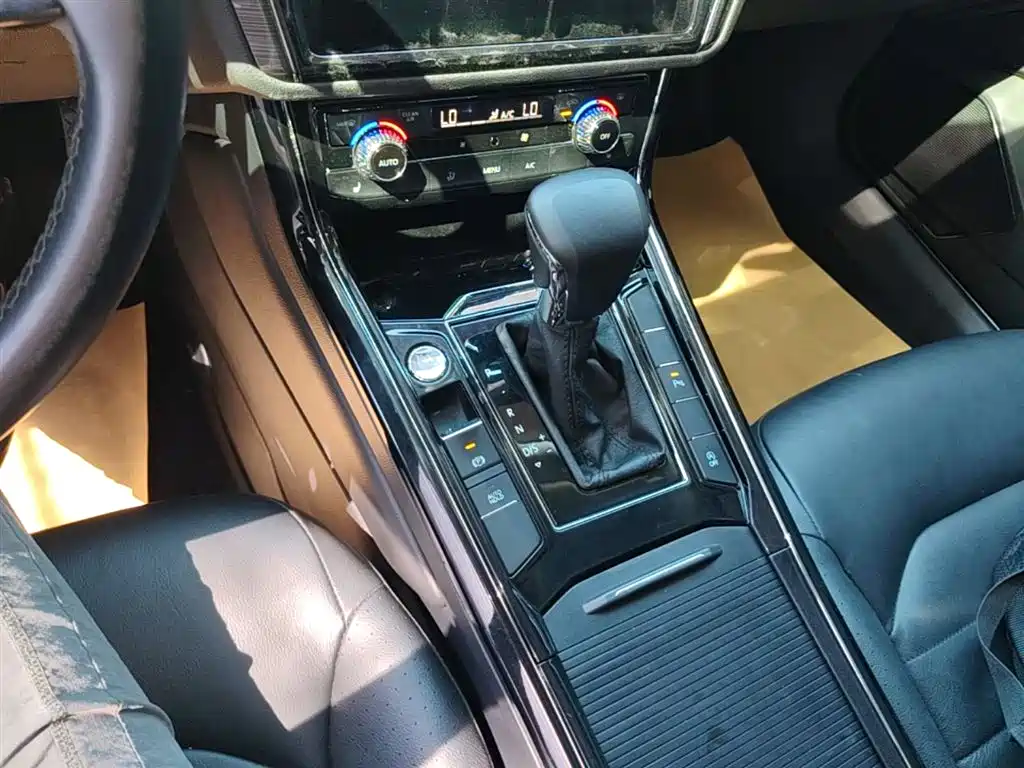 Volkswagen Phideon 2018 Facelift 380TSI FWD Business фото 14