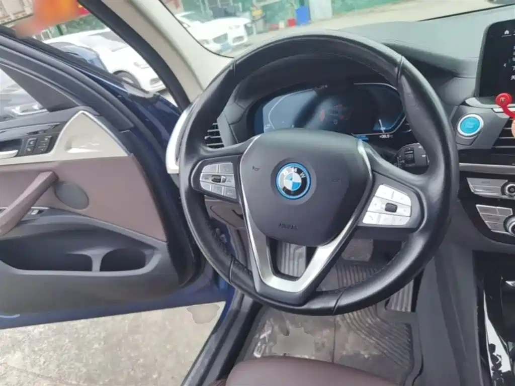 BMW iX3 2021 Leading фото 11