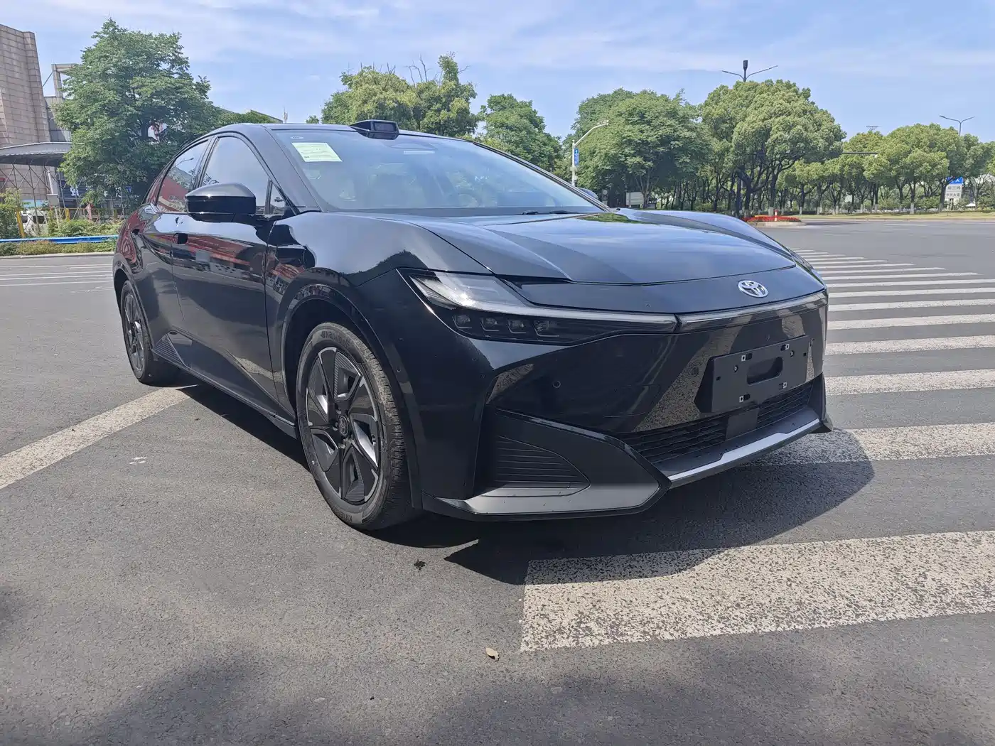 Toyota bZ3 2024 616km Long Range Premium фото 3