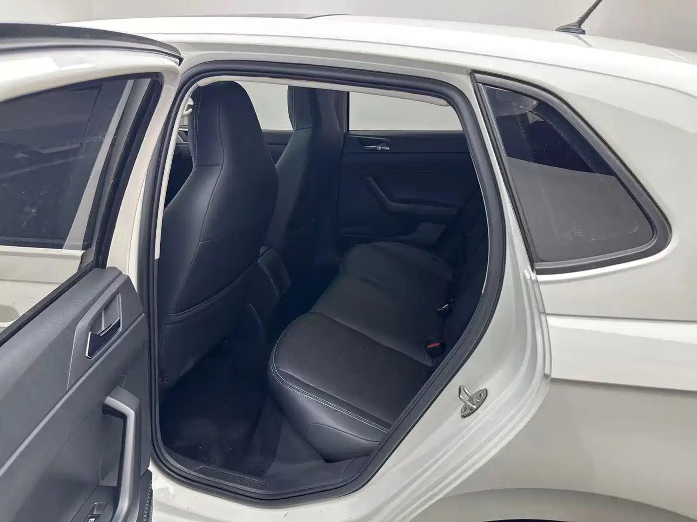 Volkswagen Polo 2019 Plus 1.5L Automatic Panorama Enjoyment Edition фото 6