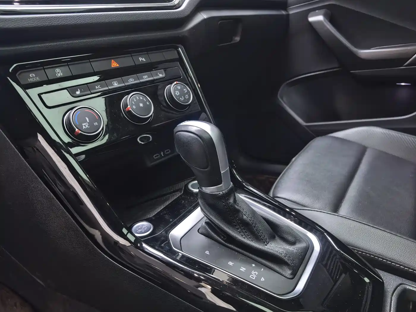 Volkswagen T-ROC 2022 280TSI DSG 2WD Comfort PLUS фото 7