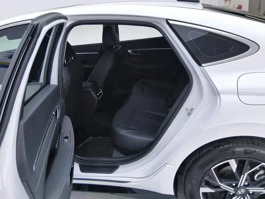 Photo 11 - Hyundai Sonata