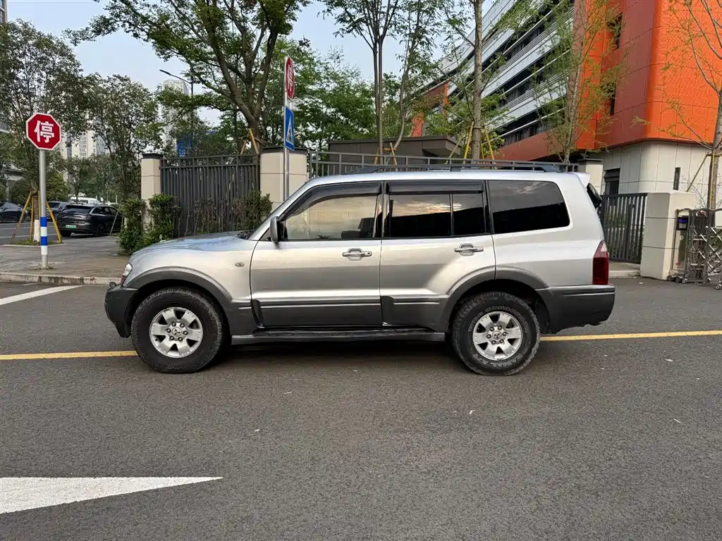 Mitsubishi Pajero 2006 Model 3.0L AT GLX фото 3
