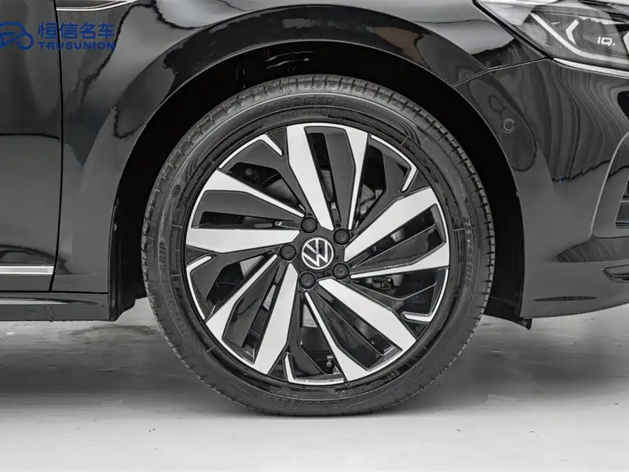 Volkswagen Passat 2024 380TSI Luxury фото 11