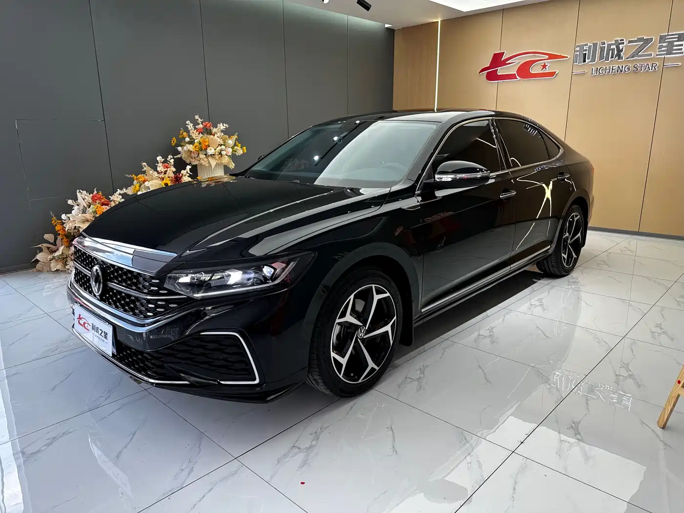 Volkswagen Passat 2025 Outstanding 380TSI Starlight Dragon Soaring Edition
