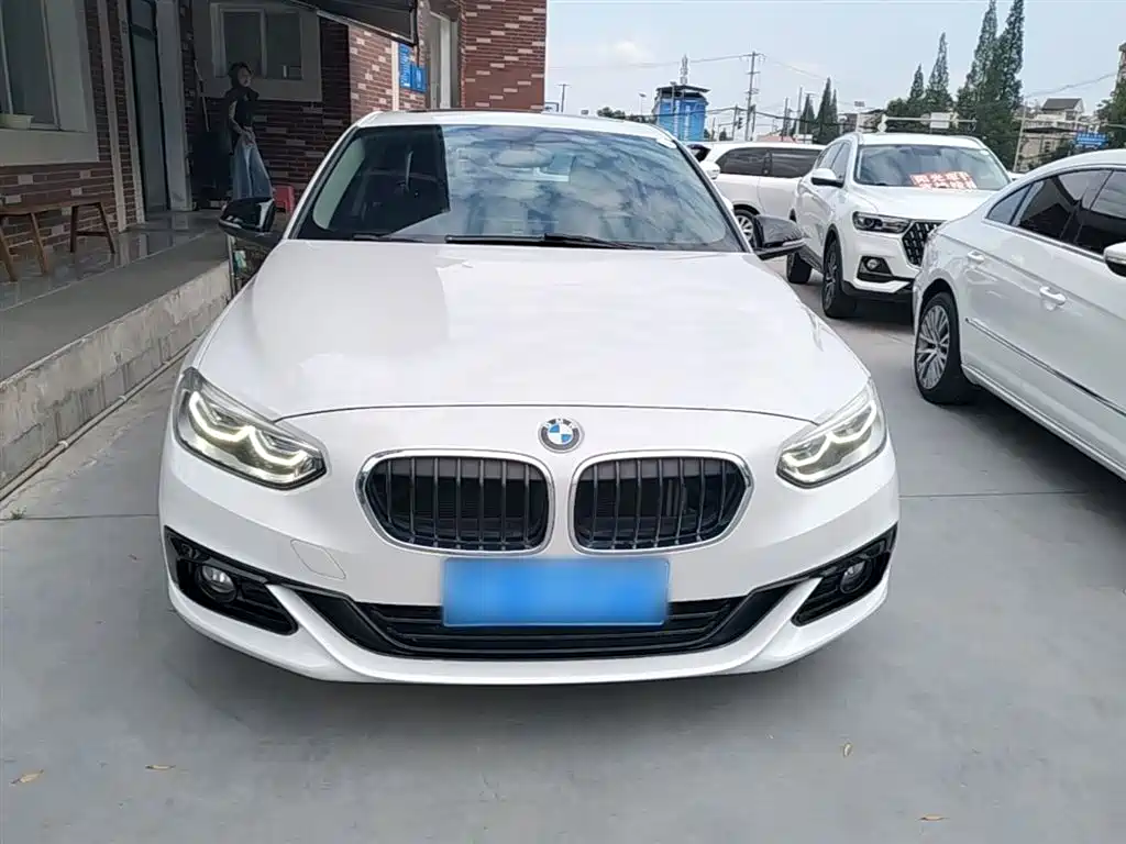 BMW 1 Series 2018 118i Sport Edition фото 3