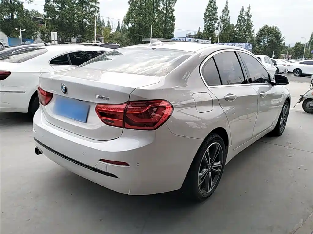 BMW 1 Series 2018 118i Sport Edition фото 7