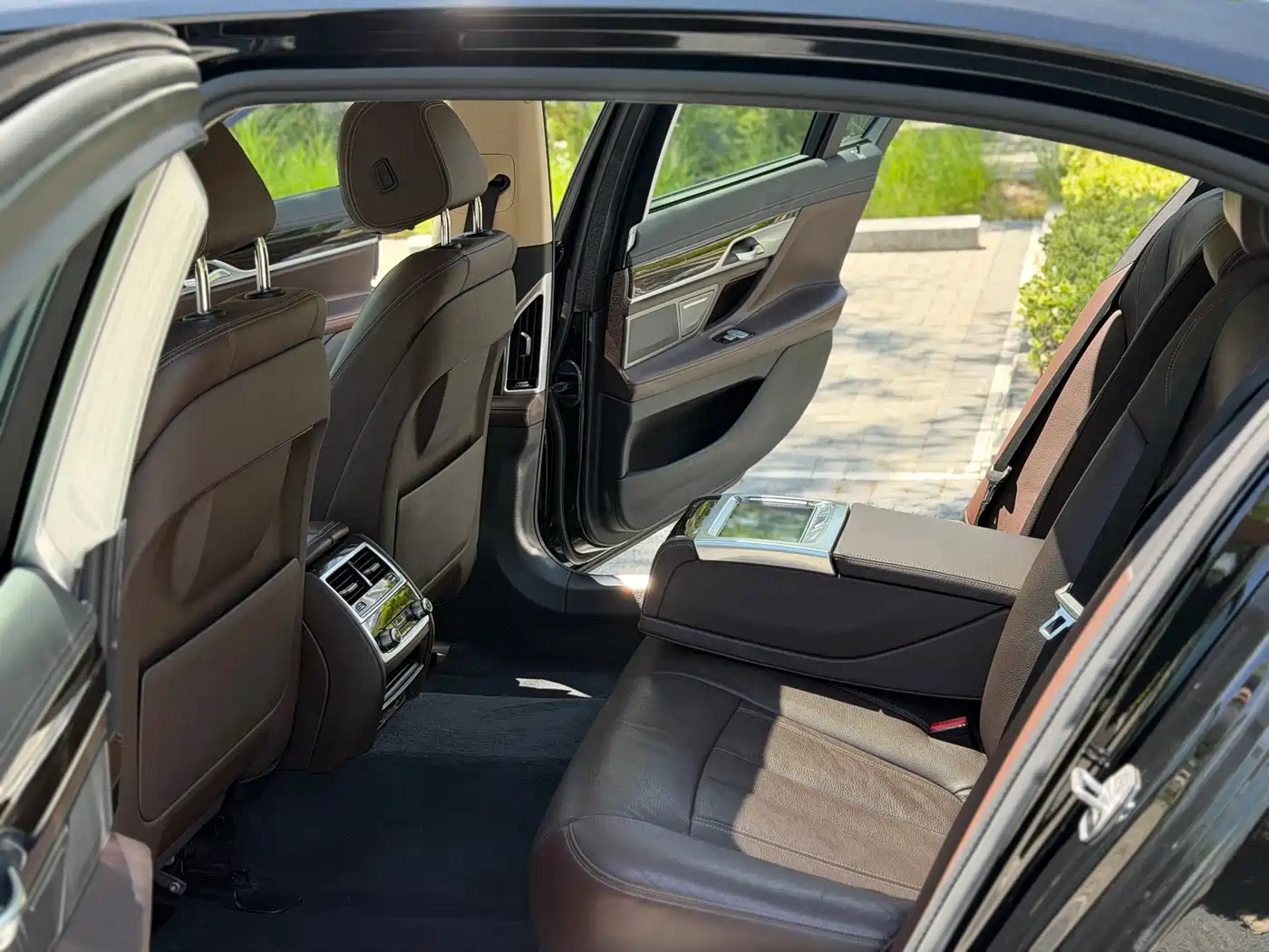 BMW 7 Series 2016 730Li Leading фото 12