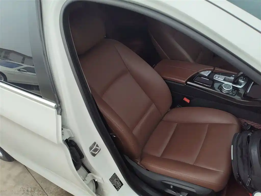 BMW 5 Series 2014 525Li Leading фото 25