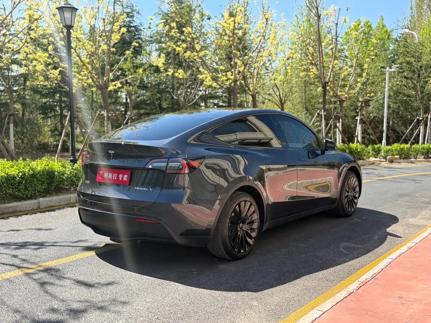 TESLA MODEL Y