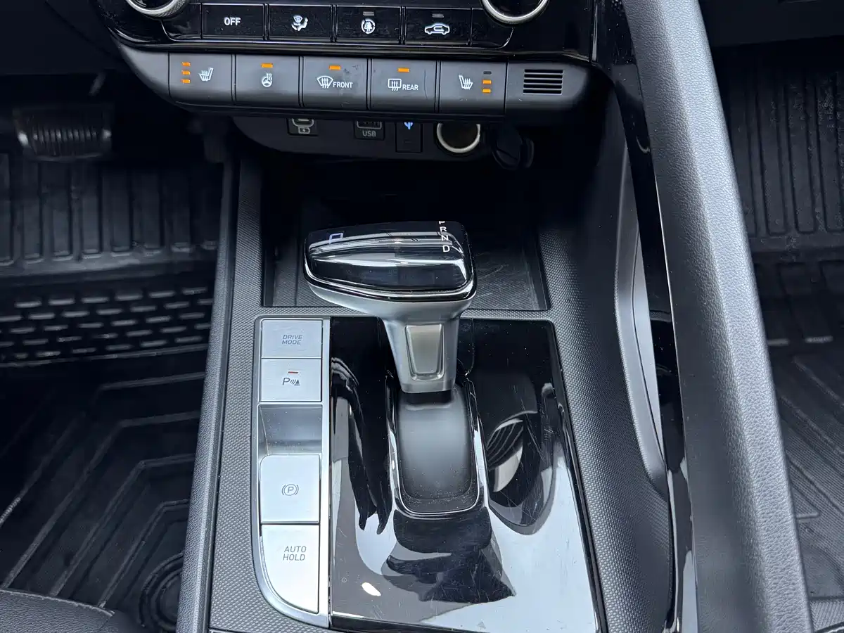 Hyundai Elantra 2023 Model 1.5L CVT LUX Premium Edition фото 16