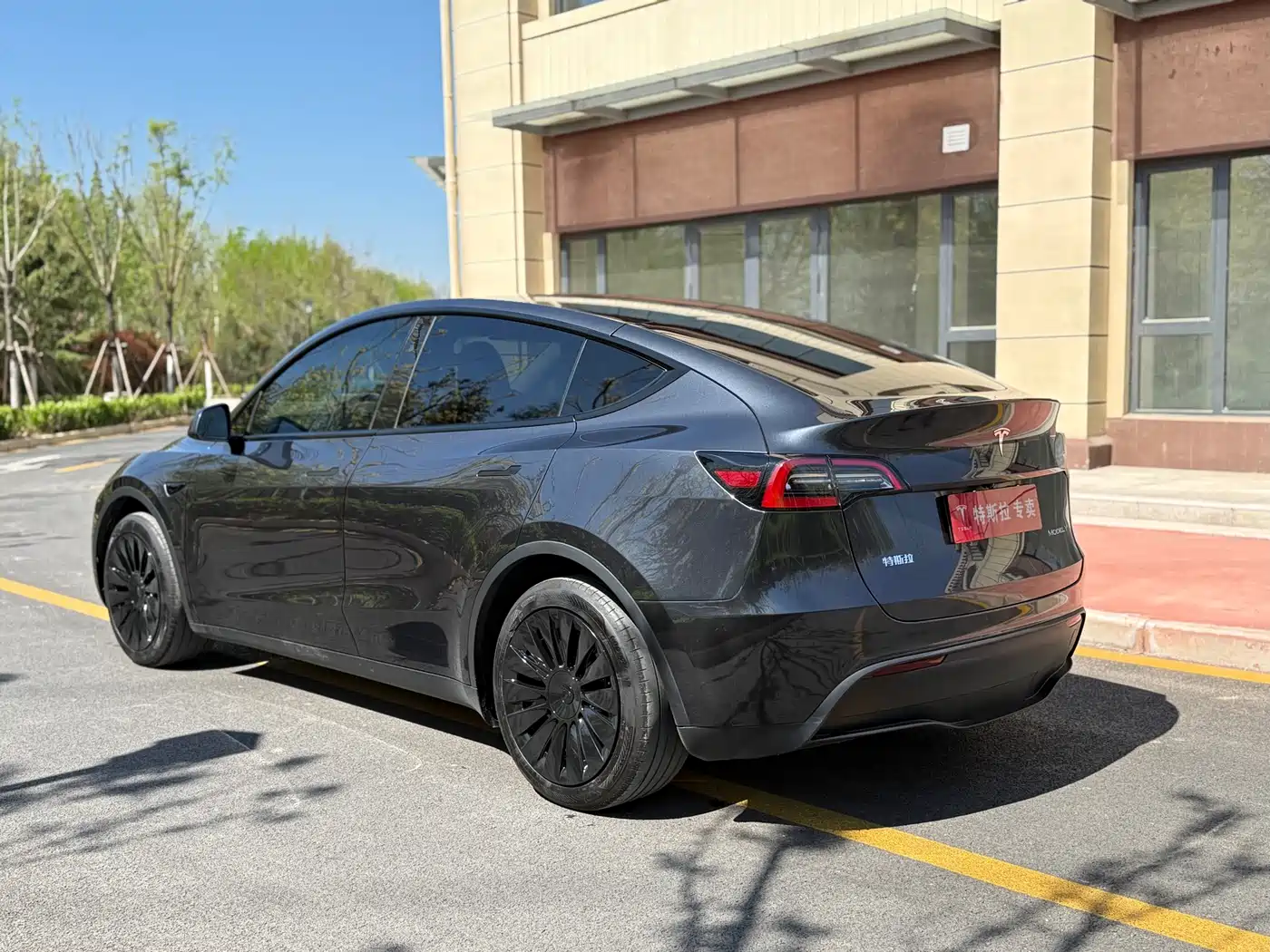 TESLA MODEL Y