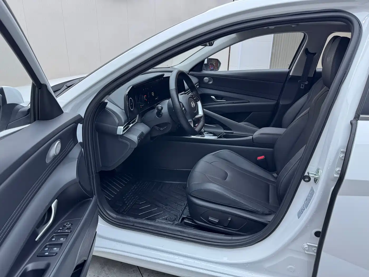 Hyundai Elantra 2023 Model 1.5L CVT LUX Premium Edition фото 7