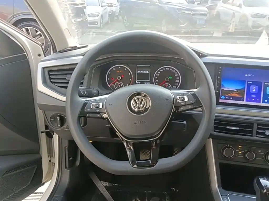 VOLKSWAGEN POLO