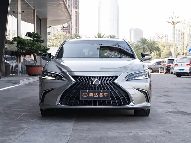 Lexus ES 2022 300h Ultimate Edition — фото 2