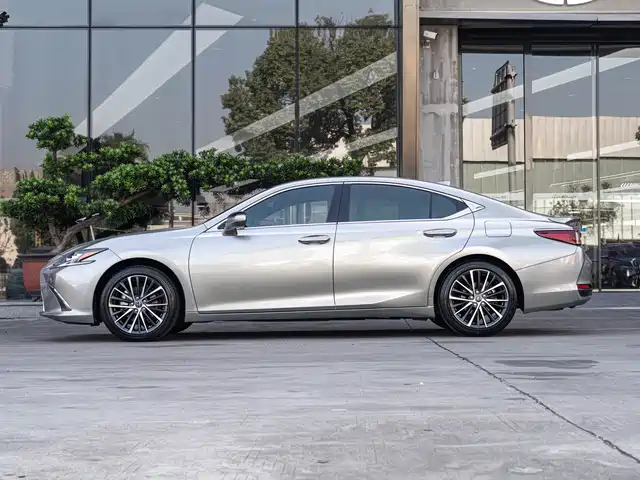 Lexus ES 2022 300h Ultimate Edition — фото 4