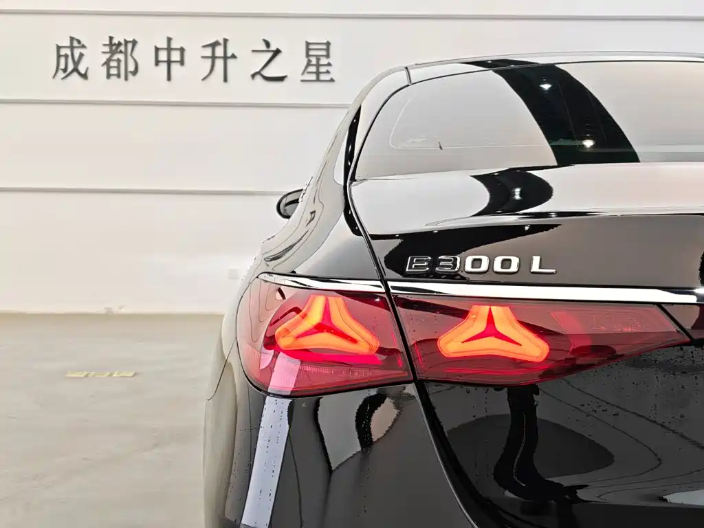 Photo 16 - Mercedes-Benz E-Class