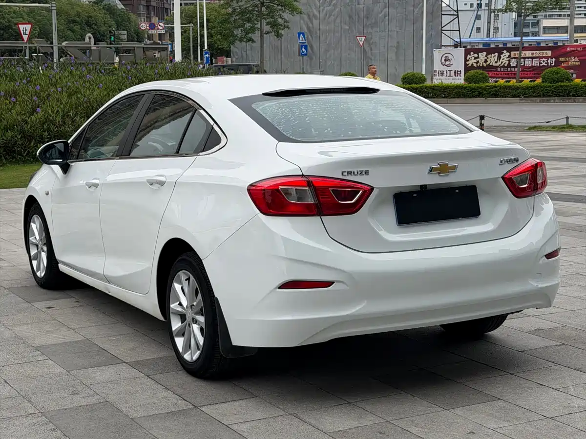 Chevrolet Cruze 2017 1.5L Automatic Pioneer Sunroof фото 6