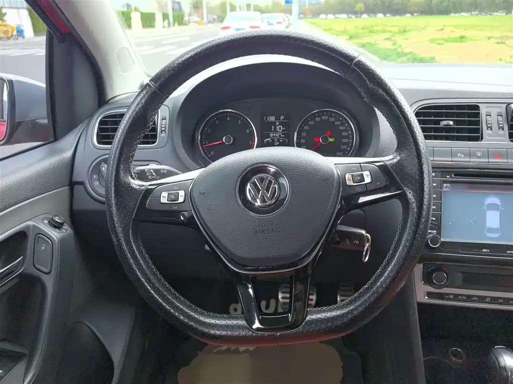 Volkswagen Polo 2014 1.6L Cross Polo Automatic фото 7