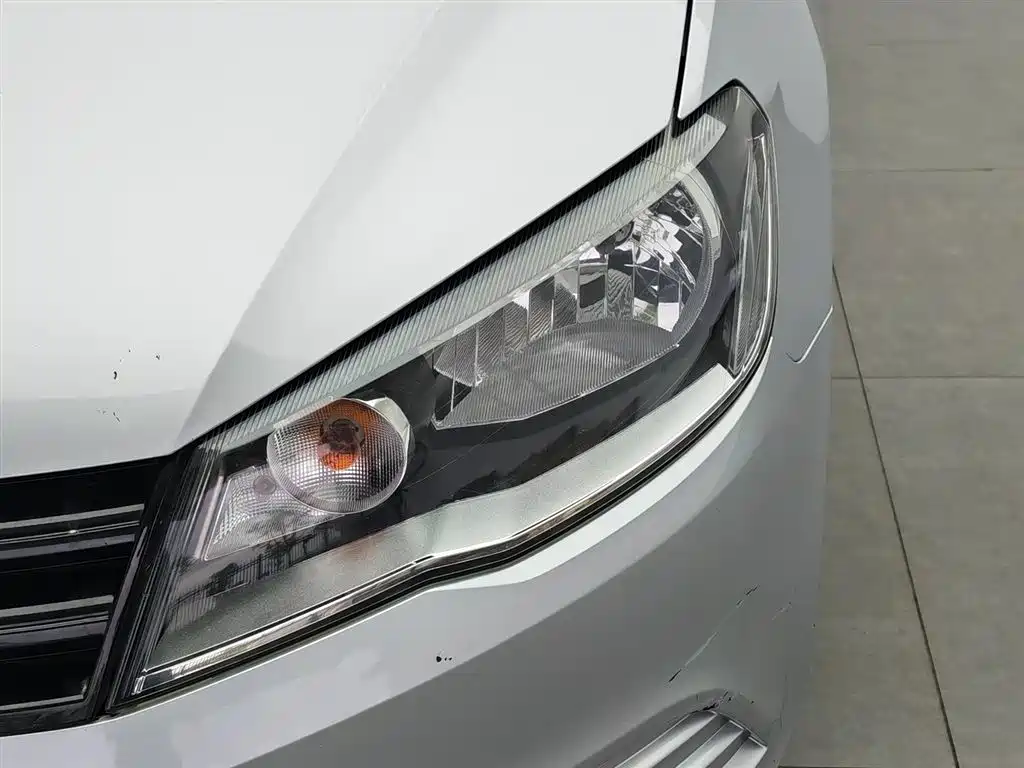 Volkswagen Jetta 2015 1.6L Manual Trend фото 7
