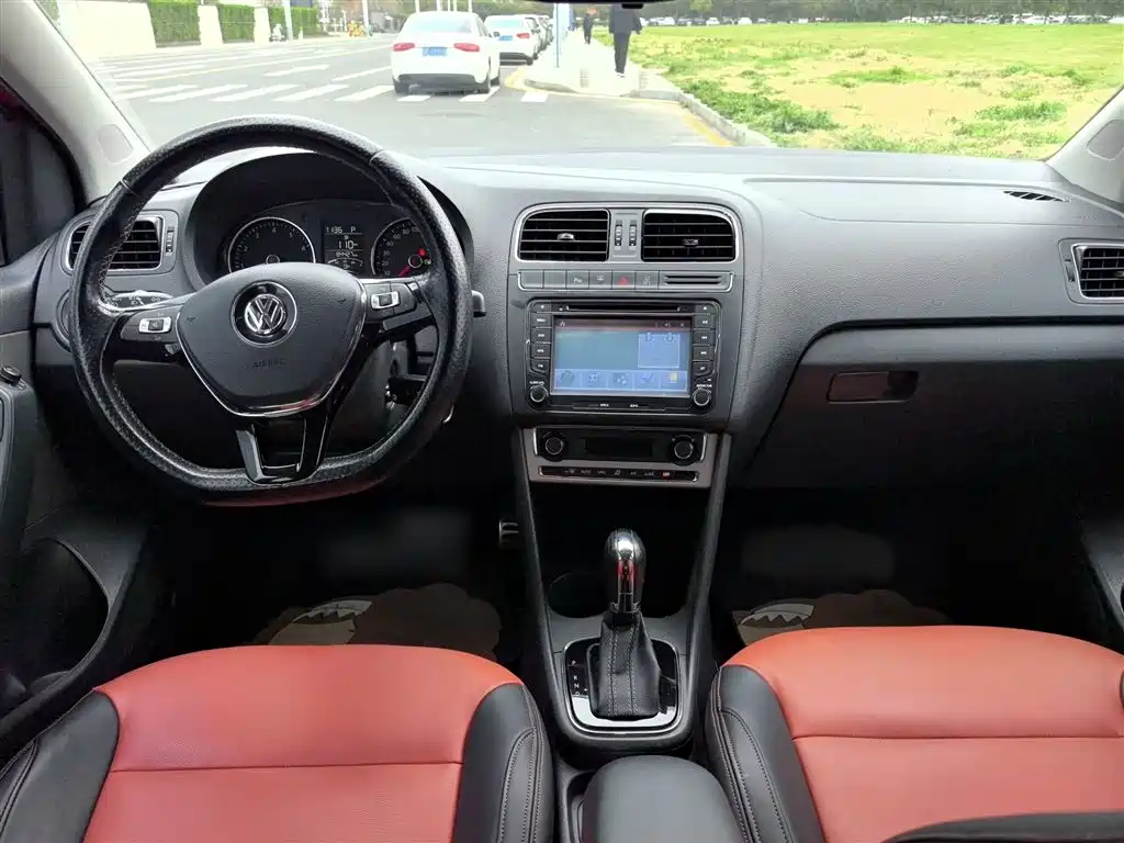 Volkswagen Polo 2014 1.6L Cross Polo Automatic фото 6
