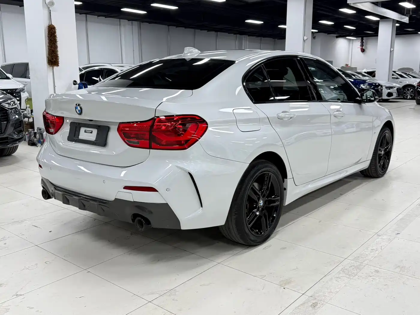 BMW 1 Series 2022 120i M Sport Shadow Edition фото 5