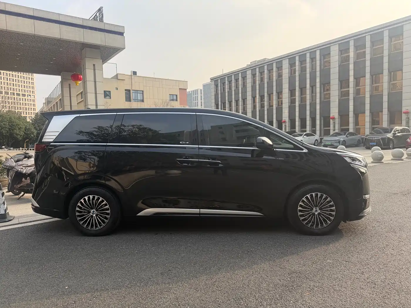 Denza D9 2024 DM-i 980 AWD Prestige фото 3