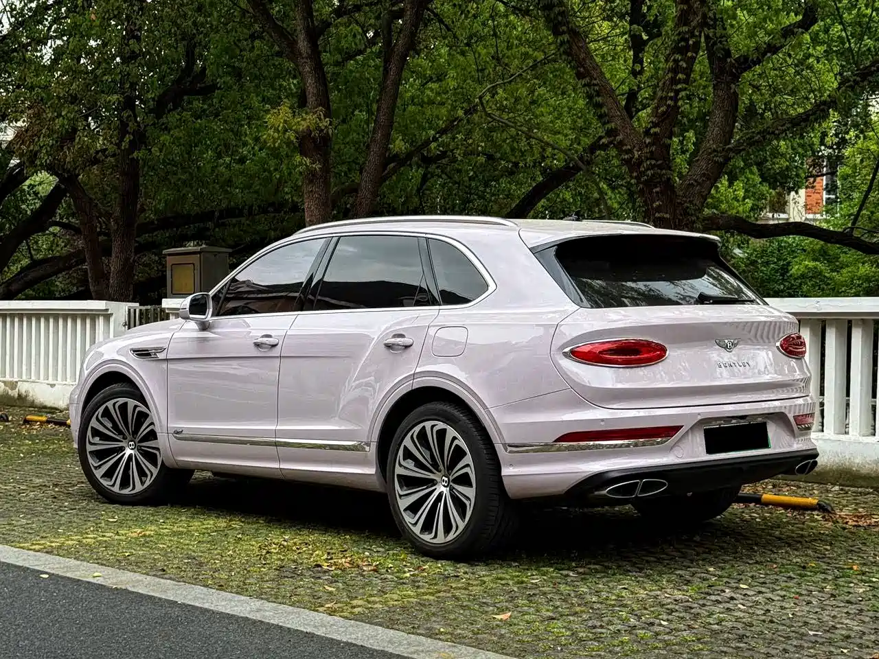 BENTLEY TIMYUE PLUG IN HYBRID