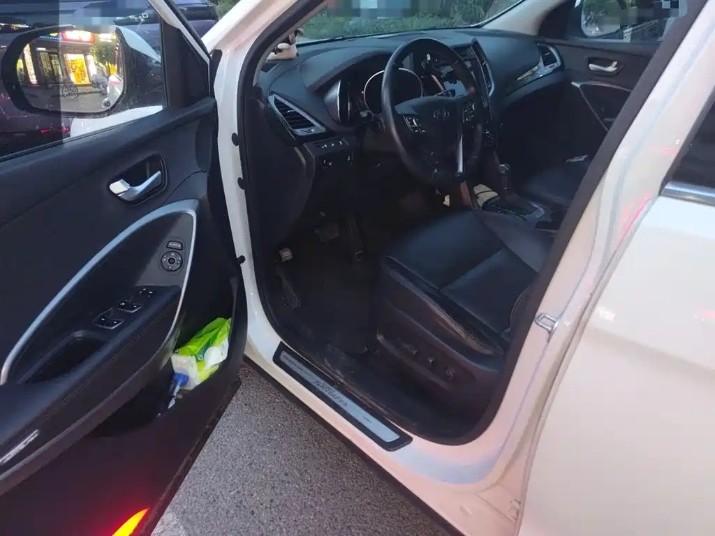 Hyundai Grand Santa Fe 2013 3.0L 7-Seater 4WD Comfort Edition фото 12