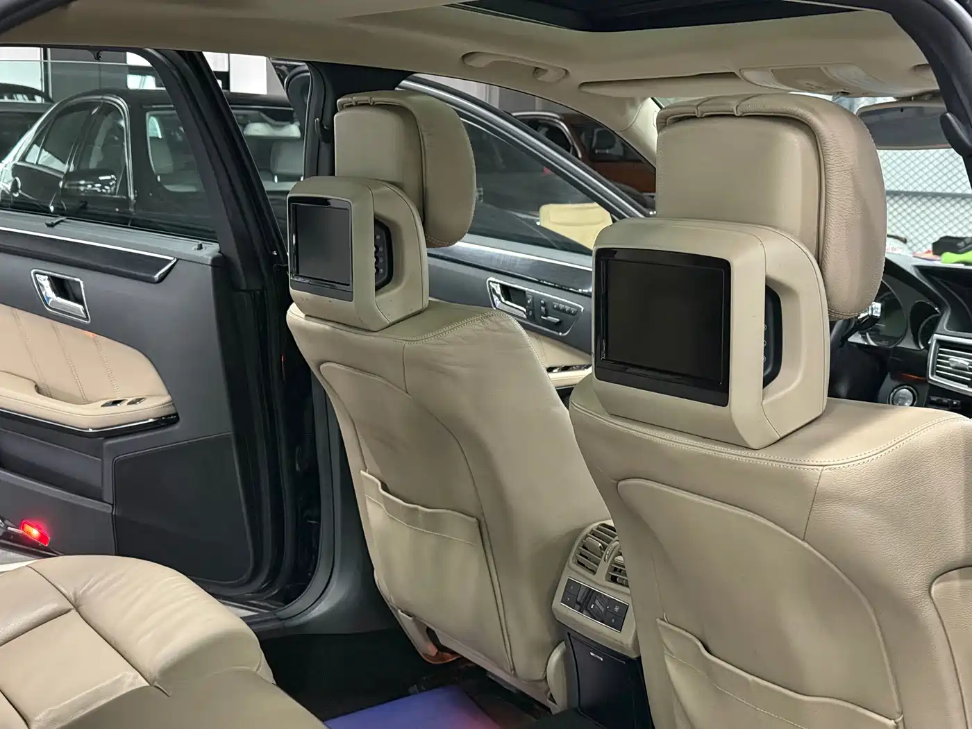 Mercedes-Benz E-Class 2010 E 300 L Fashion фото 15