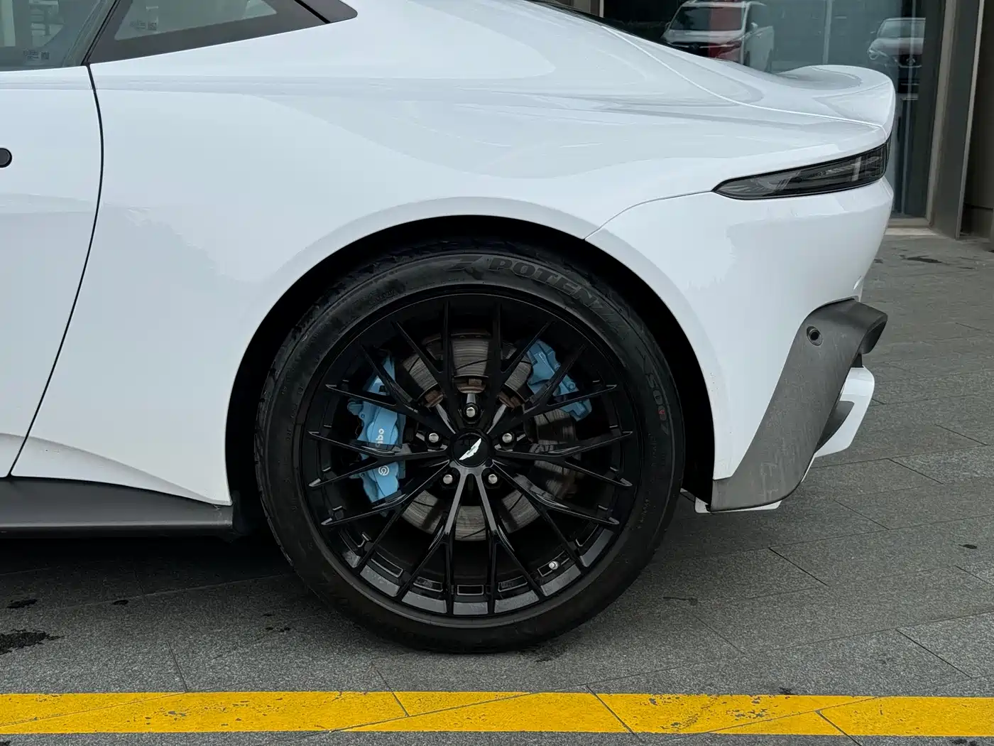 Aston Martin V8 Vantage 2018 4.0T V8 Coupe фото 10