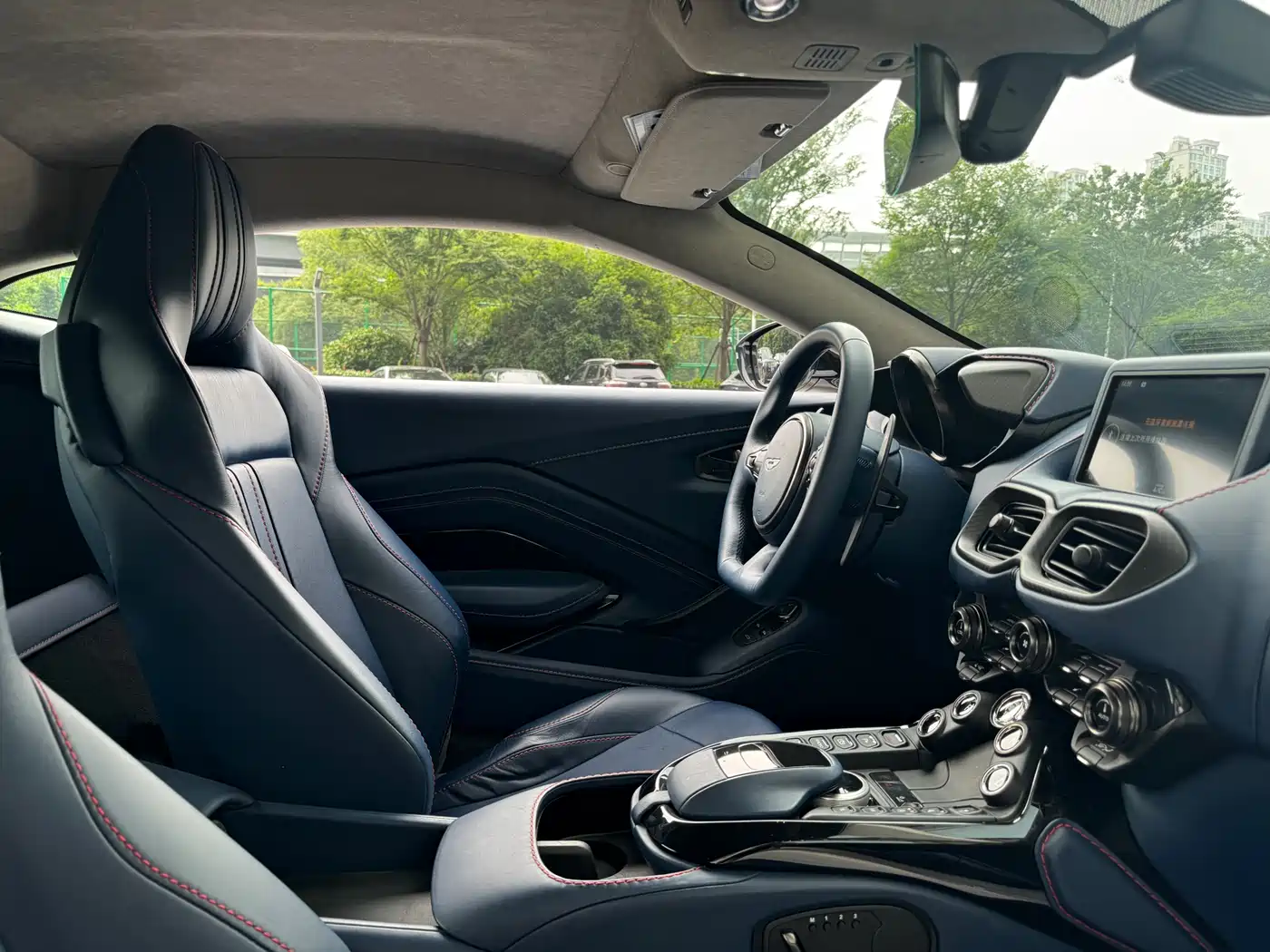 Aston Martin V8 Vantage 2018 4.0T V8 Coupe фото 18