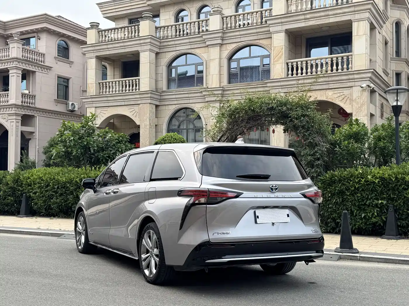 Toyota Sienna 2023 2.5L Hybrid Premium Edition фото 4
