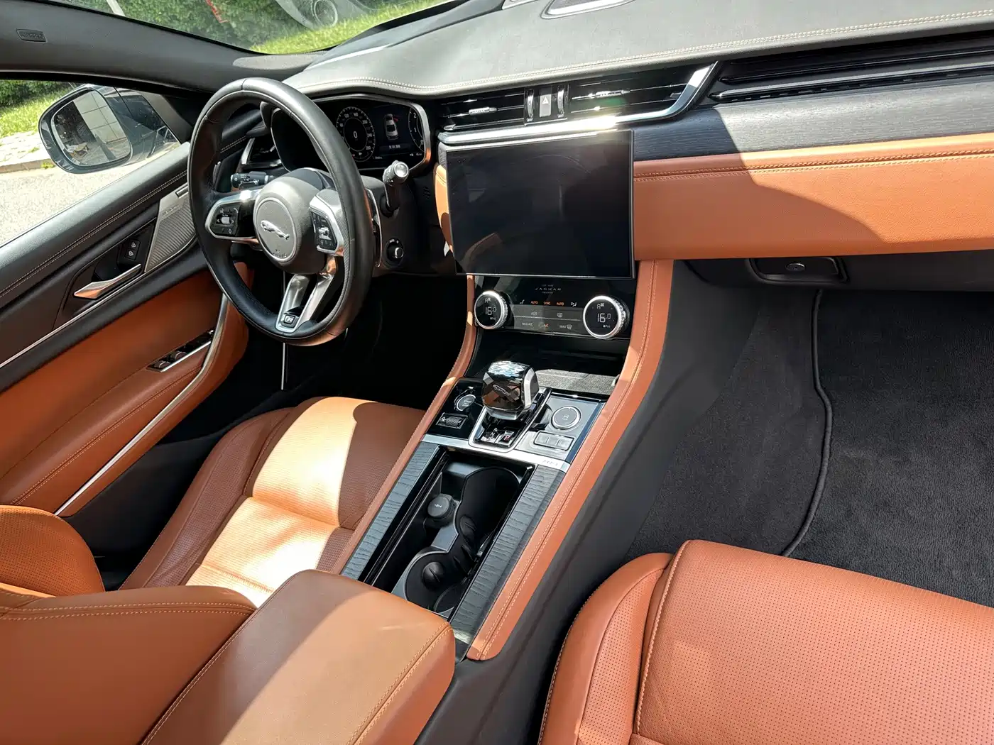 Photo 21 - Jaguar XFL