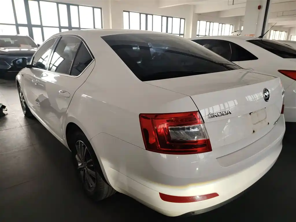 Škoda Octavia 2017 1.6L Automatic Pioneer Edition фото 5