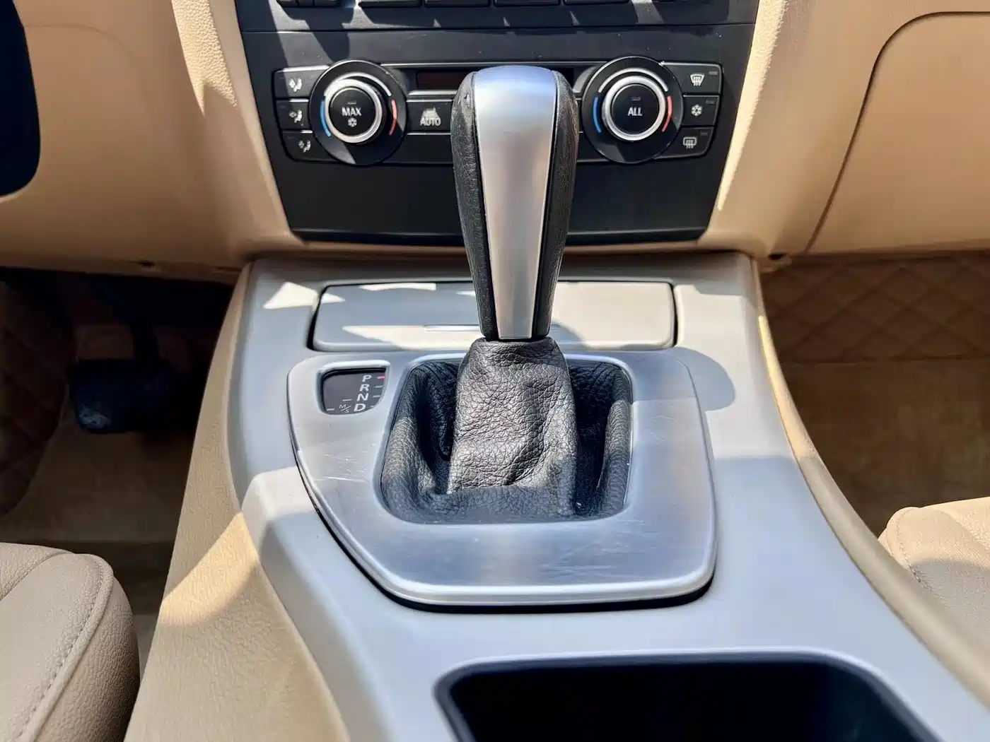 BMW 3 Series 2010 2011 318i Leading