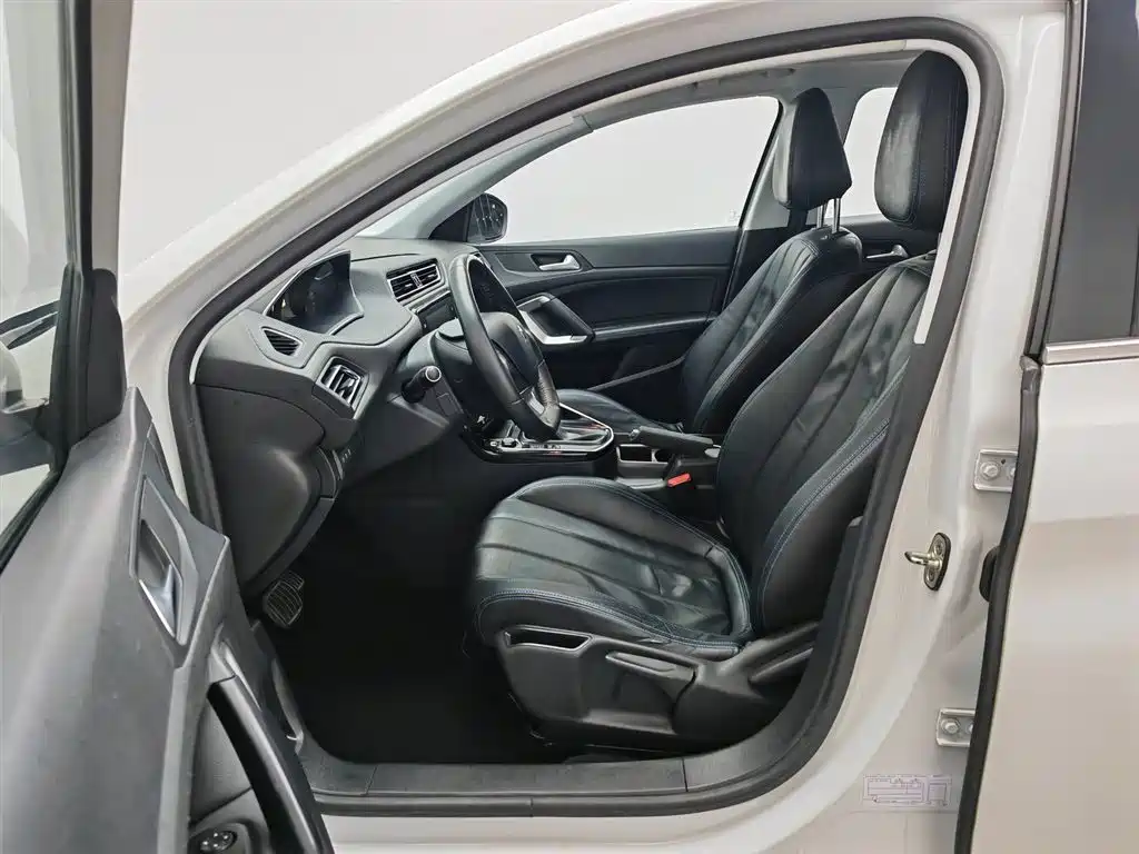 Peugeot 308 2018 1.6L Auto Luxury Edition фото 10