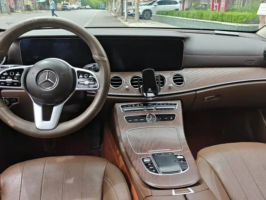 صورة 12 - Mercedes-Benz E-Class